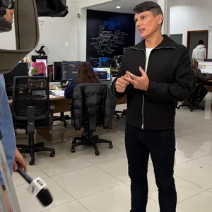 Aldo Batista sendo entrevistado no escritório do SEBRAE