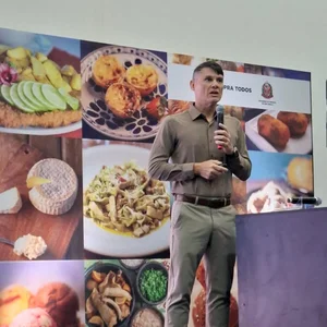 Aldo Batista palestrando sobre gastronomia