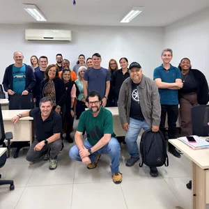 Aldo Batista em foto de grupo com turma de curso