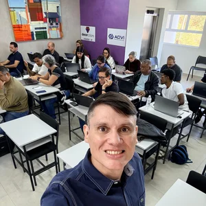 Aldo Batista em sala de curso de IA em Vinhedo