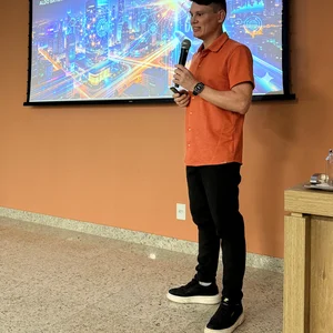 Aldo Batista palestrando sobre inteligência artificial e o futuro dos negócios