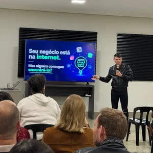 Aldo Batista palestrando sobre presença digital e IA para negócios